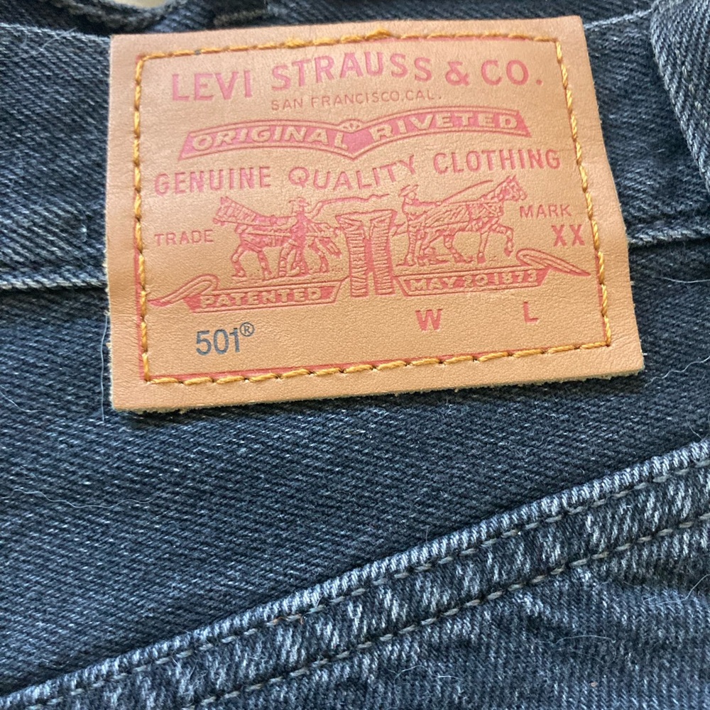 Levi’s NWT cutoff raw denim black cutoff distressed jean shorts - Picture 3 of 5